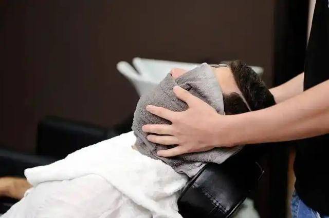 眼睛干澀與長時間吹空調有何關系<strong></p>
<p>室內環境改善
</strong>？如何改善室內環境？:室內環境改善
